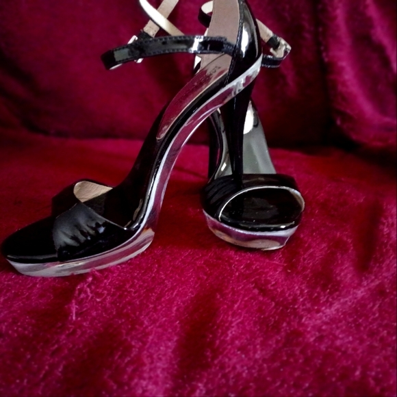 MICHEL KORS Black Patten Leather & Marble bottom heel - Picture 2 of 4